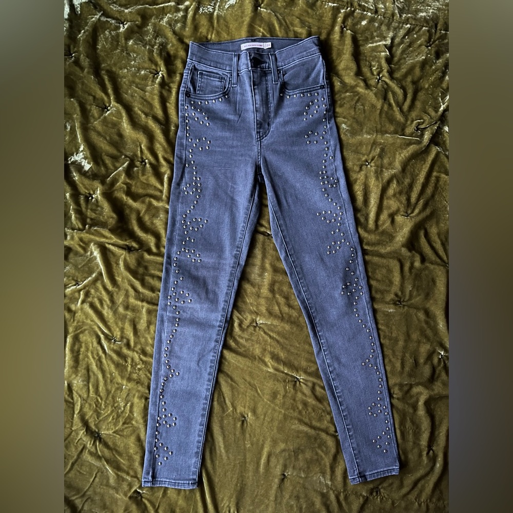 Mile high skinny Levi’s. Studded details.